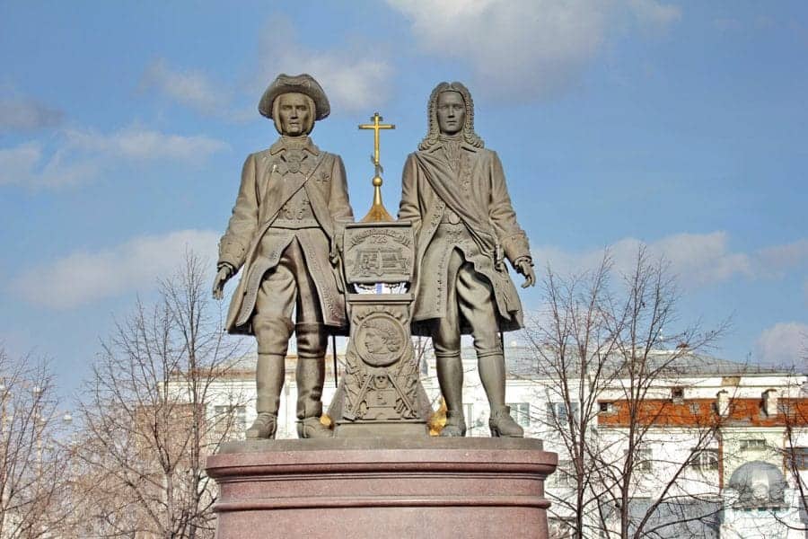 Pomnik założycieli miasta Vasily Tatiszev i Wilhelm de Gennin fot. pixabay