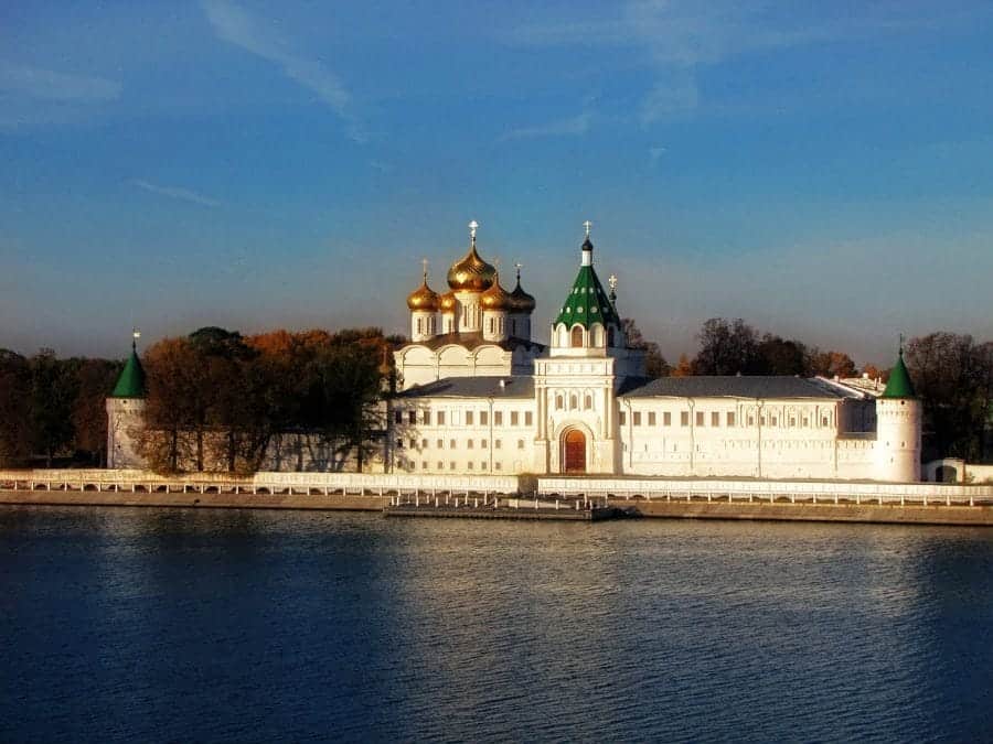 Widok na zabudowania świątyni oraz ujście rzeki Kostromy fot. pixabay