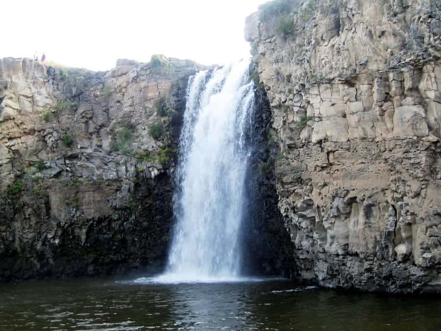 Podczas trekkingu w dolinie Orchonu nagle można zobaczyć… dziurę z wodospadem! fot. wikimedia.org