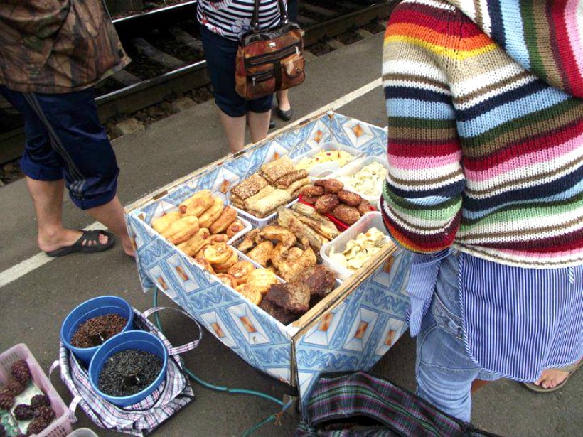 Okazja na obiad pojawia się na postoju, kiedy to można kupić ciepły posiłek od babuszek. fot. rebrn.com