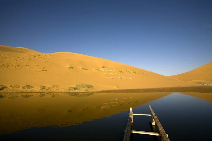 Badain Jaran to tajemnicze jeziora pośrodku pustyni. fot. pixabay