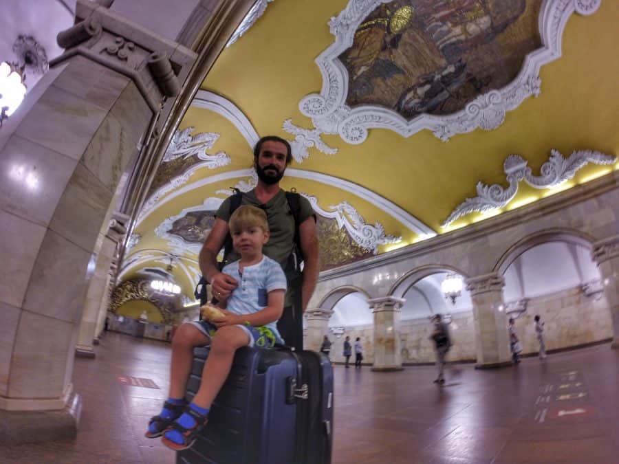 Snapseed. Metro moskiewskie uznawane jest za najpiękniejsze na świecie! Stacja Kosomolskaja leży dokładnie pod Placem Trzech Dworców skąd startuje Kolej Trnassyberyjską