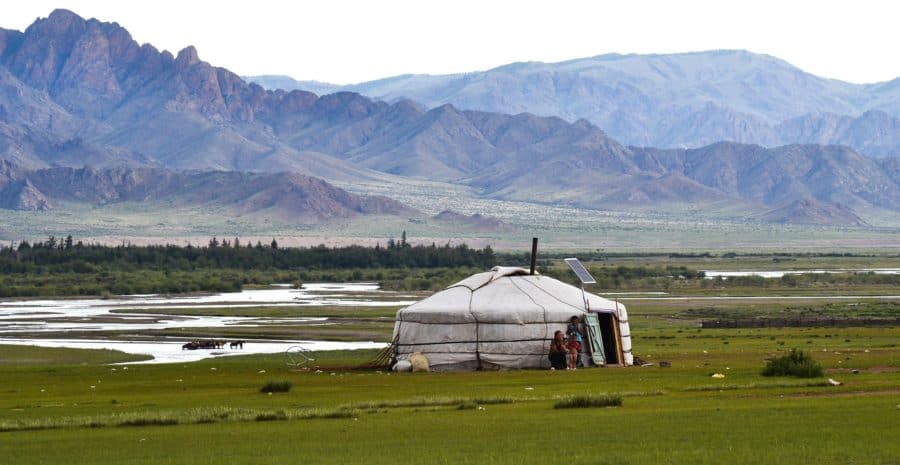 Podczas rajdu śpi się w namiotach i w mongolskich jurtach.